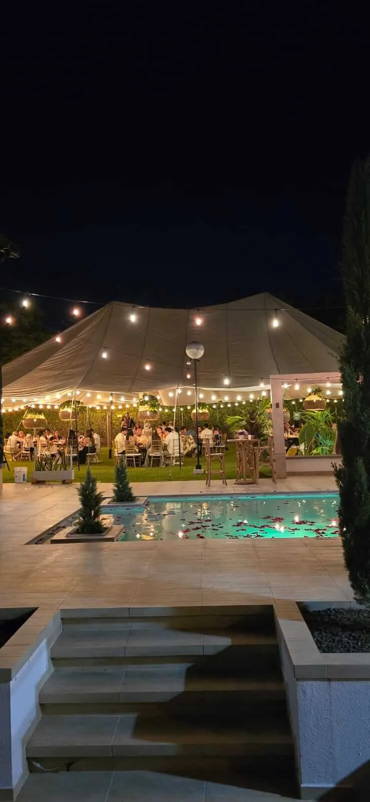 Recepción nocturna de boda destino junto a la piscina